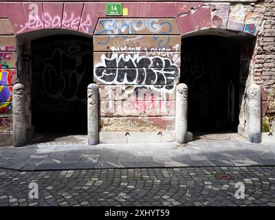 Graffitis et bornes sculptées sur Mestni Trg ou place de la ville à Ljubljana Slovénie Banque D'Images