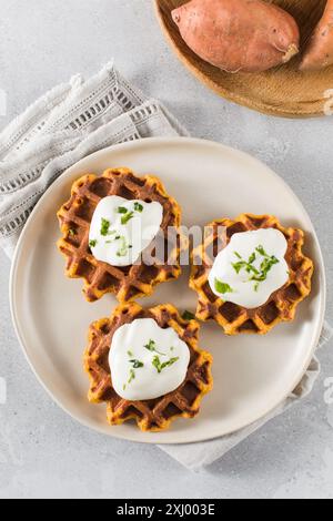 Gaufres végétariennes aux patates douces avec yaourt naturel. Petit déjeuner sain. Banque D'Images