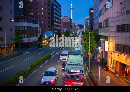 Kyoto, Japon - Jun 18, 2024 : scène nocturne de la ville de Kyoto, montrant la circulation dans une rue et la célèbre attraction touristique, Nidec Kyot Banque D'Images