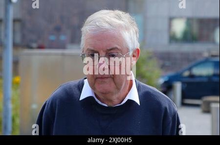 L'ancien premier ministre gallois Mark Drakeford arrive au Senedd, le bâtiment du parlement gallois à Cardiff, après que quatre ministres du gouvernement gallois ont démissionné en disant que le premier ministre Vaughan Gething devait quitter ses fonctions. M. Gething a déclaré qu'il "entamerait le processus de démission de son poste de chef du parti travailliste gallois et, par conséquent, de premier ministre". Date de la photo : mardi 16 juillet 2024. Banque D'Images