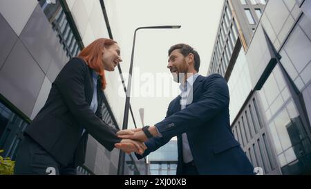 Heureux succès souriant les gens d'affaires caucasiens empilent les mains mettre les paumes ensemble employés unis amis partenaires travail d'équipe collègues de partenariat Banque D'Images