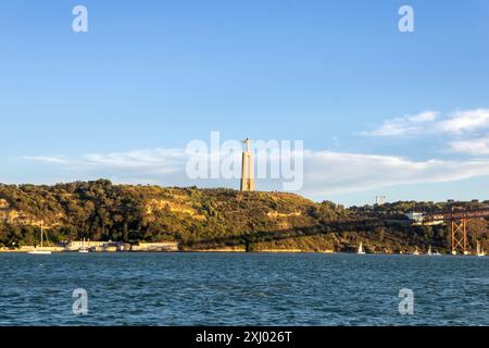 Le Sanctuaire du Christ Roi (portugais : Santuário de Cristo Rei) et le pont 25 de Abril au coucher du soleil vu du Tage, Lisbonne Banque D'Images