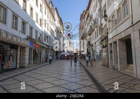 Coimbra, Portugal - 4 juillet 2022 : Rua Visconde da Luz décorée pour le Festival das Artes annuel Banque D'Images