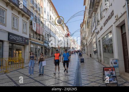 Coimbra, Portugal - 4 juillet 2022 : Rua Visconde da Luz décorée pour le Festival das Artes annuel Banque D'Images