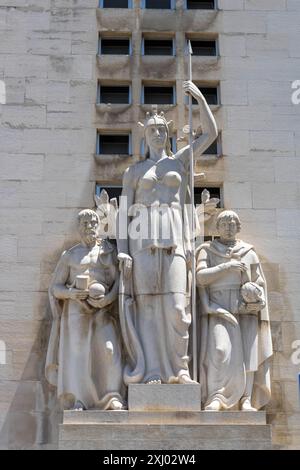 Un groupe de sculptures avec Athéna devant le bâtiment de la Faculté de physique de l'Université de Coimbra Banque D'Images