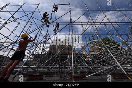 Erfurt, Allemagne. 16 juillet 2024. La construction des stands de la Domstufen-Festspiele commence sur la place de la cathédrale en face de la cathédrale Marie (à l'arrière à gauche) et de l'église Severi. La comédie musicale 'Anatevka' sera jouée du 2 au 25 août 2024. Il raconte l’histoire du laitier juif Tevye et de ses trois filles, qui vivent en Russie au début du XXe siècle et sont menacées par des pogroms. Crédit : Martin Schutt/dpa/Alamy Live News Banque D'Images