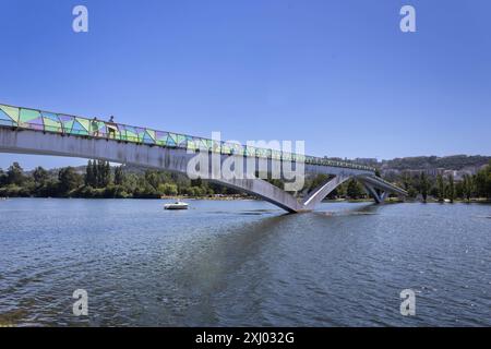 Pont piétonnier Pedro e Inês sur la rivière Mondego à Coimbra, Portugal Banque D'Images