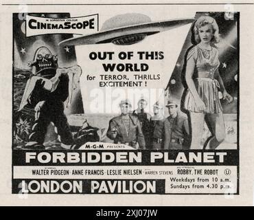 Publicité magazine pour London Pavilion Cinema, Londres montrant ANNE FRANCIS LESLIE NIELSEN et ROBBY LE ROBOT dans FORBIDDEN PLANET 1956 réalisateur FRED M. WILCOX Metro Goldwyn Mayer Banque D'Images