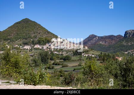 Vue générale du village de Peyreleau, surplombant la Jonte, à proximité de sa confluence avec le Tarn. Aveyron, France Banque D'Images