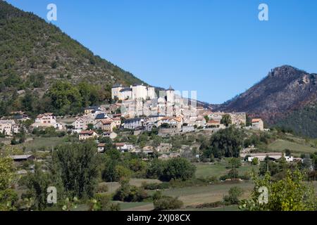 Vue générale du village de Peyreleau, surplombant la Jonte, à proximité de sa confluence avec le Tarn. Aveyron, France Banque D'Images