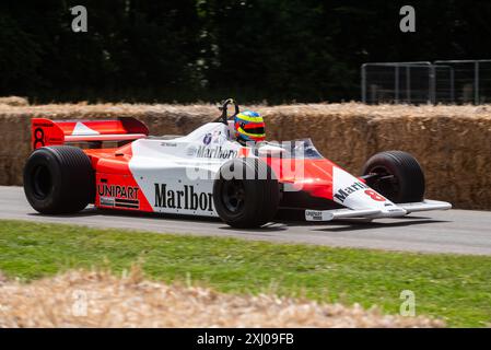 McLaren-Cosworth MP4/1B 1982 gravissant la piste d'escalade lors du Goodwood Festival of Speed 2024 Motorsport Event, Royaume-Uni. Niki Lauda voiture Banque D'Images