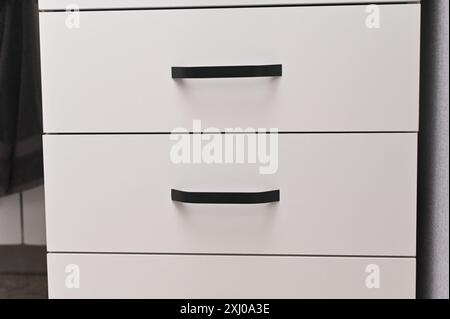 casiers dans une table de nuit blanche. gros plan. Banque D'Images