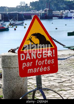 Danger, marées fortes ! Panneau d'avertissement dans le port, port, baie à Saint-Malo, France. Banque D'Images