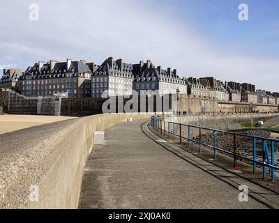 Murs, bâtiments de la vieille ville de Saint-Malo, France vus de la jetée. Banque D'Images