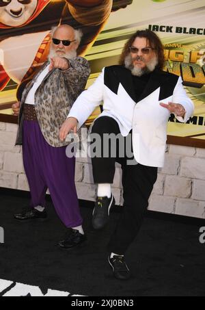 **FICHIER PHOTO** Jack Black annule Tenacious d Tour après le commentaire de l'assassinat de Kyle Gass. LOS ANGELES, CA - 3 MARS : Kyle Gass et Jack Black à la première mondiale de Kung Fu Panda 4 à l'AMC Grove à Los Angeles, Californie, le 3 mars 2024. Crédit : Jeffrey Mayer/MediaPunch Banque D'Images