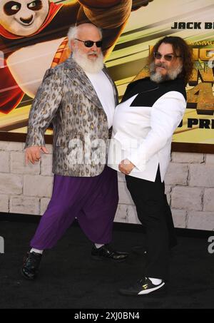 **FICHIER PHOTO** Jack Black annule Tenacious d Tour après le commentaire de l'assassinat de Kyle Gass. LOS ANGELES, CA - 3 MARS : Kyle Gass et Jack Black à la première mondiale de Kung Fu Panda 4 à l'AMC Grove à Los Angeles, Californie, le 3 mars 2024. Crédit : Jeffrey Mayer/MediaPunch Banque D'Images