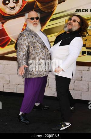 **FICHIER PHOTO** Jack Black annule Tenacious d Tour après le commentaire de l'assassinat de Kyle Gass. LOS ANGELES, CALIFORNIE - 03 MARS : (de gauche à droite) Kyle Gass et Jack Black assistent à la première de Universal Pictures 'Kung Fu Panda 4' à l'AMC The Grove 14 le 03 mars 2024 à Los Angeles, Californie. Crédit : Jeffrey Mayer/JTMPhotos/MediaPunch Banque D'Images