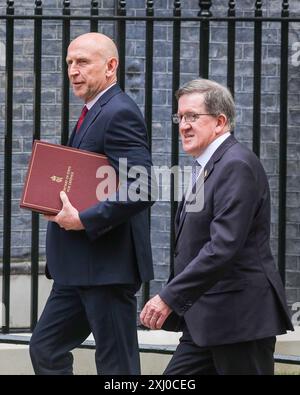 Londres, 16 juillet 2024. John Healey, secrétaire à la Défense, député Rawmarsh et Conisbrough (avec dossier) et Lord Robertson de Port Ellen, ancien secrétaire général de l'OTAN. Les ministres assistent à la réunion du cabinet du Parti travailliste à Downing Street, Londres, Royaume-Uni crédit : Imageplotter/Alamy Live News Banque D'Images