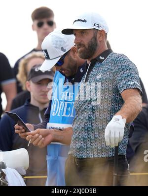 15 juillet 2024 ; Royal Troon Golf Club, Troon, South Ayrshire, Écosse ; la journée d'entraînement de l'Open Championship ; Dustin Johnson sur le tee Banque D'Images