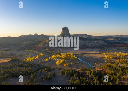 Devils Tower Butte et belle fourche River au coucher du soleil en automne. Comté de Crook. Wyoming, États-Unis. Vue aérienne Banque D'Images