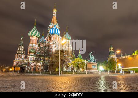 Cathédrale Saint-Basile et monument à Minin et Pozharsky sur la place Rouge la nuit. Moscou, Russie. Banque D'Images