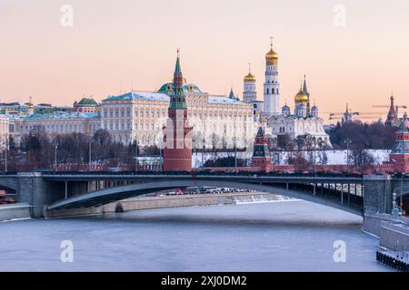 Moscou Kremlin et la rivière de Moscou gelée au jour d'hiver glacial. Vue depuis le pont Patriarshy. Banque D'Images