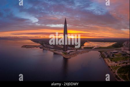 SAINT-PÉTERSBOURG, RUSSIE - 20 JUIN 2019 : silhouette de la tour centrale de Lakhta au coucher du soleil. Vue aérienne. Russie. Ciel coloré et soleil Banque D'Images