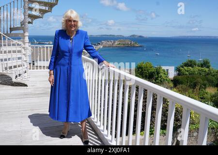 La reine Camilla lors d'une visite à Hauteville House, la résidence de l'écrivain Victor Hugo lors de son exil à Guernesey, à Saint Peter Port, Guernesey, lors de sa visite de deux jours dans les îles Anglo-Normandes. Date de la photo : mardi 16 juillet 2024. Banque D'Images