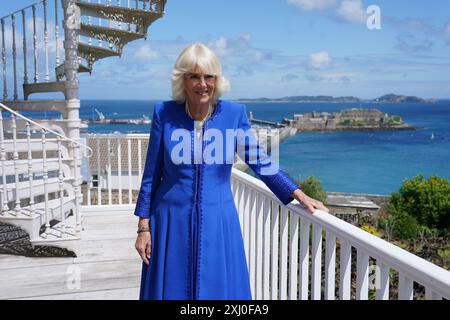 La reine Camilla lors d'une visite à Hauteville House, la résidence de l'écrivain Victor Hugo lors de son exil à Guernesey, à Saint Peter Port, Guernesey, lors de sa visite de deux jours dans les îles Anglo-Normandes. Date de la photo : mardi 16 juillet 2024. Banque D'Images