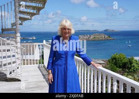 La reine Camilla lors d'une visite à Hauteville House, la résidence de l'écrivain Victor Hugo lors de son exil à Guernesey, à Saint Peter Port, Guernesey, lors de sa visite de deux jours dans les îles Anglo-Normandes. Date de la photo : mardi 16 juillet 2024. Banque D'Images