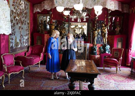 La reine Camilla (à gauche) avec la Consule honoraire de France Odile Blanchette, lors d'une visite à Hauteville House, la résidence de l'écrivain Victor Hugo lors de son exil à Guernesey, à Saint Peter Port, Guernesey, lors de sa visite de deux jours dans les îles Anglo-Normandes. Date de la photo : mardi 16 juillet 2024. Banque D'Images