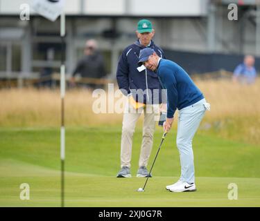 Troon, Écosse, Royaume-Uni. 16 juillet 2024 ; Royal Troon Golf Club, Troon, South Ayrshire, Écosse ; le jour 2 de la pratique de l'Open Championship ; mettre l'entraîneur Brad Faxon montre Rory McIlroy sur le 16e green lors de sa ronde d'entraînement du mardi crédit : action plus Sports images/Alamy Live News Banque D'Images