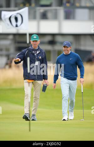 Troon, Écosse, Royaume-Uni. 16 juillet 2024 ; Royal Troon Golf Club, Troon, South Ayrshire, Écosse ; le jour 2 de la pratique de l'Open Championship ; mettre l'entraîneur Brad Faxon parle avec Rory McIlroy sur le 16e green lors de sa ronde d'entraînement du mardi crédit : action plus Sports images/Alamy Live News Banque D'Images