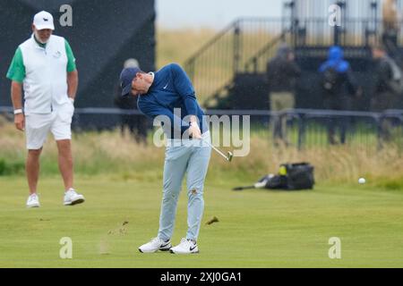 Troon, Écosse, Royaume-Uni. 16 juillet 2024 ; Royal Troon Golf Club, Troon, South Ayrshire, Écosse ; le deuxième jour d'entraînement de l'Open Championship ; Rory McIlroy joue son deuxième coup du 18e Fairway Credit : action plus Sports images/Alamy Live News Banque D'Images