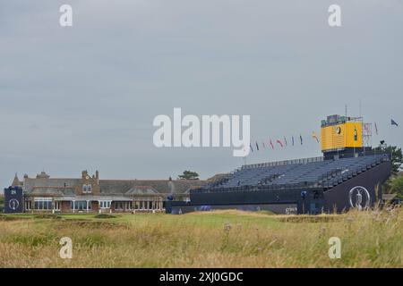 Troon, Écosse, Royaume-Uni. 16 juillet 2024 ; Royal Troon Golf Club, Troon, South Ayrshire, Écosse ; le jour 2 des essais de l'Open Championship ; vue générale du 18e trou vers le green crédit : action plus Sports images/Alamy Live News Banque D'Images