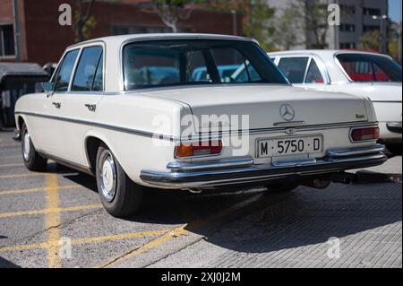 Une vue arrière de la Mercedes Benz 280 S W108 blanche de 1969-1971 garée sur la stree Banque D'Images