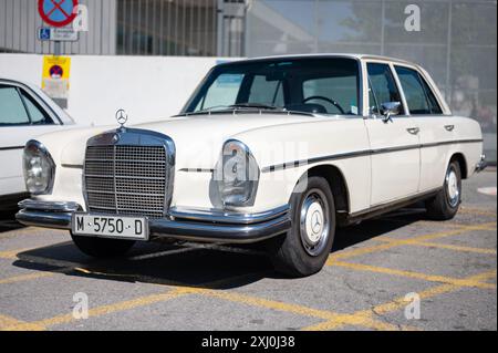 Une Mercedes Benz 280 S W108 de 1969-1971 garée dans la rue Banque D'Images