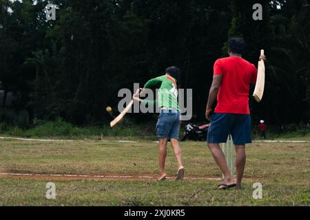 Jeunes villageois sri-lankais jouant au cricket. Sri Lanka, Sigiriya. Banque D'Images