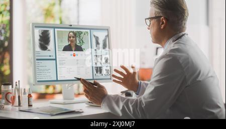 Consultation médicale en ligne du docteur : médecin caucasien d'âge moyen faisant une conférence vidéo appel avec un patient sur un ordinateur. Professionnel de la santé donnant des conseils, expliquant le traitement Banque D'Images