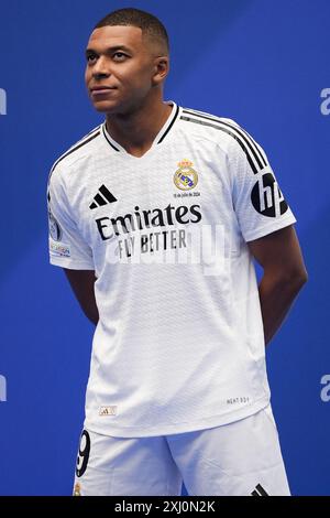 Kylian Mbappe vu lors de sa présentation en tant que nouveau joueur du Real Madrid à l'Estadio Santiago Bernabeu le 16 juillet 2024 à Madrid, Espagne. Banque D'Images