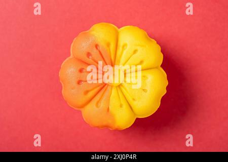 vue de dessus forme de fleur orange mooncake sur rouge Banque D'Images