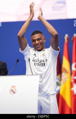 Kylian Mbappe vu lors de sa présentation en tant que nouveau joueur du Real Madrid à l'Estadio Santiago Bernabeu le 16 juillet 2024 à Madrid, Espagne. Banque D'Images