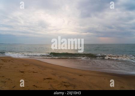 Plage tranquille et vide. Sri Lanka, province du Sud, Hambantota, Tangalle. Banque D'Images