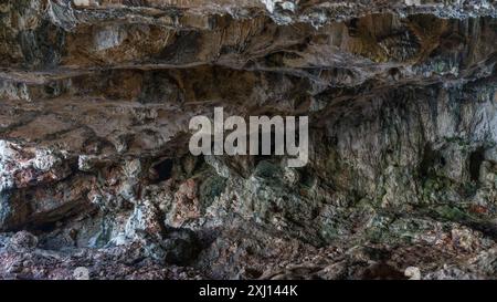 Mur intérieur en pierre d'une grotte en bord de mer le long de la côte, Setúbal, Portugal Banque D'Images