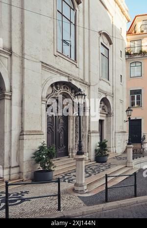 Portail de l'église Sainte-Marie-Madalena (Igreja da Madalena) à Lisbonne. Façade de l'église néo-classique au coucher du soleil. Banque D'Images