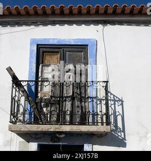 Vue d'une fenêtre arborée sur un bâtiment dans la ville de Sines, Setubal, Portugal qui est également un spot de plage populaire et le port de pêche principal d'Al Banque D'Images