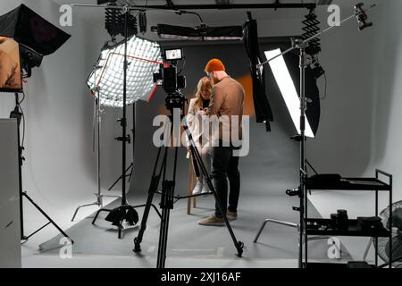 Studio de photographie professionnelle : mannequins et photographes au travail avec des équipements d'éclairage Banque D'Images