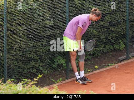 Hambourg, Allemagne. 16 juillet 2024. Tennis : ATP-Tour, Hambourg, hommes, simples, entraînement, stade de tennis am Rothenbaum, Alexander Zverev (Allemagne) s'entraîne sur un court latéral. Crédit : Marcus Brandt/dpa/Alamy Live News Banque D'Images