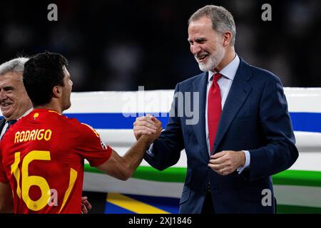 BERLIN, ALLEMAGNE - 14 JUILLET : Rodri, Felipe VI, roi d'Espagne lors de la finale de l'UEFA EURO 2024 entre l'Espagne et l'Angleterre à l'Olympiastadion le 1er juillet Banque D'Images