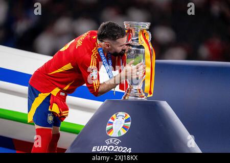 BERLIN, ALLEMAGNE - 14 JUILLET : Dani Carvajal, Espagnol, embrasse le trophée lors de la finale de l'UEFA EURO 2024 entre l'Espagne et l'Angleterre à l'Olympiastadion Banque D'Images